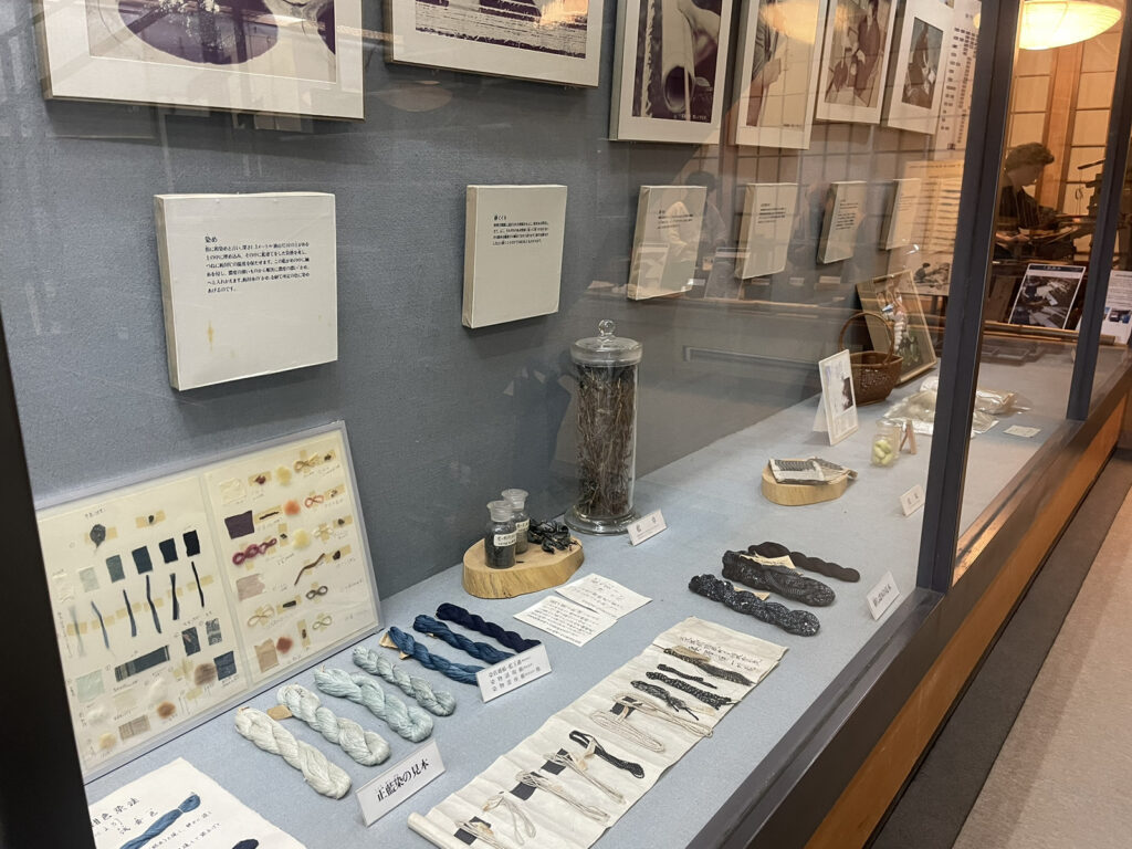 資料館「手緒里」には、多くの資料が展示され、結城紬の歴史を感じることができます
