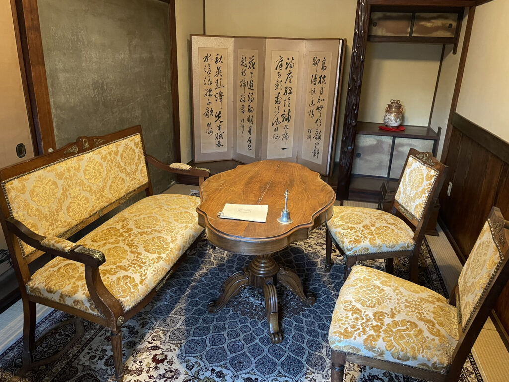 店内は大正、昭和初期の家具や小物があちこちに！