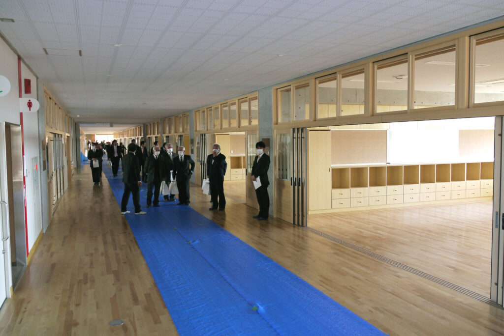 公開された明野五葉学園の校内。幅のある廊下がまっすぐに伸びる＝筑西市倉持