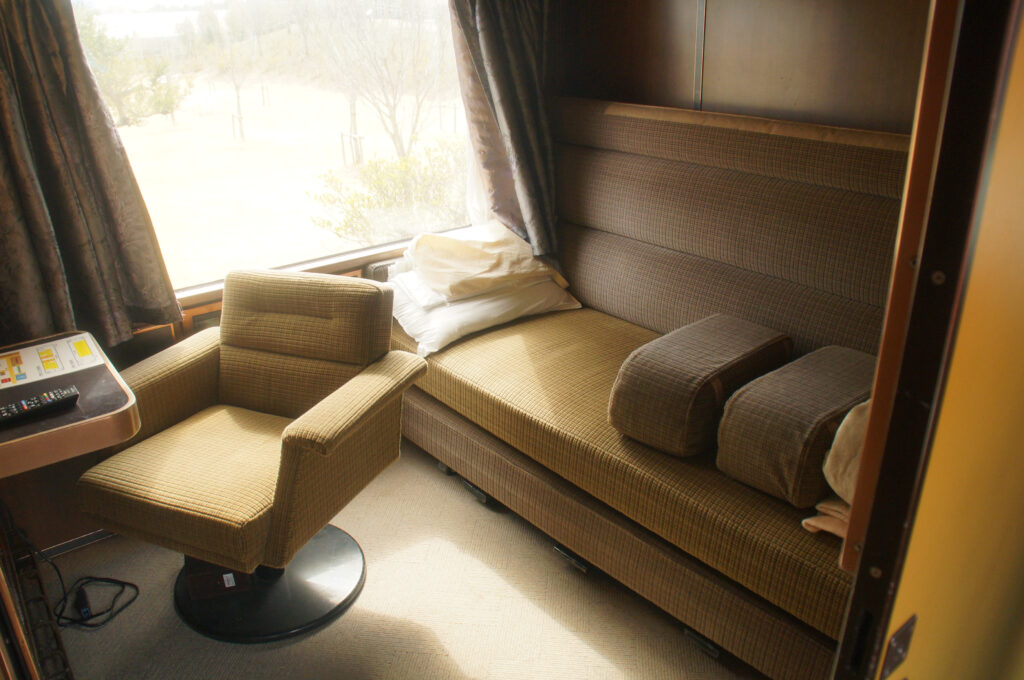1981年製造の「オロハネ24」の内部。1人用A個室寝台「ロイヤル」は、当時プラチナチケットだったはず＝筑西市