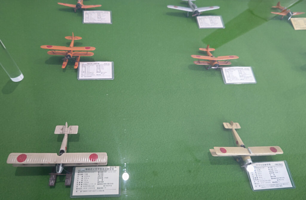 「グライダー・模型飛行機館」に展示された木製の飛行機模型。すべて１/75の縮尺で作られています＝筑西市