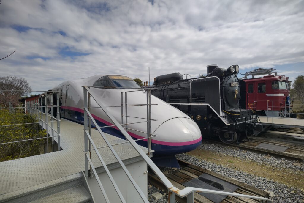 新幹線、蒸気機関車、電気機関車を揃って眺められる光景は、圧巻です＝筑西市