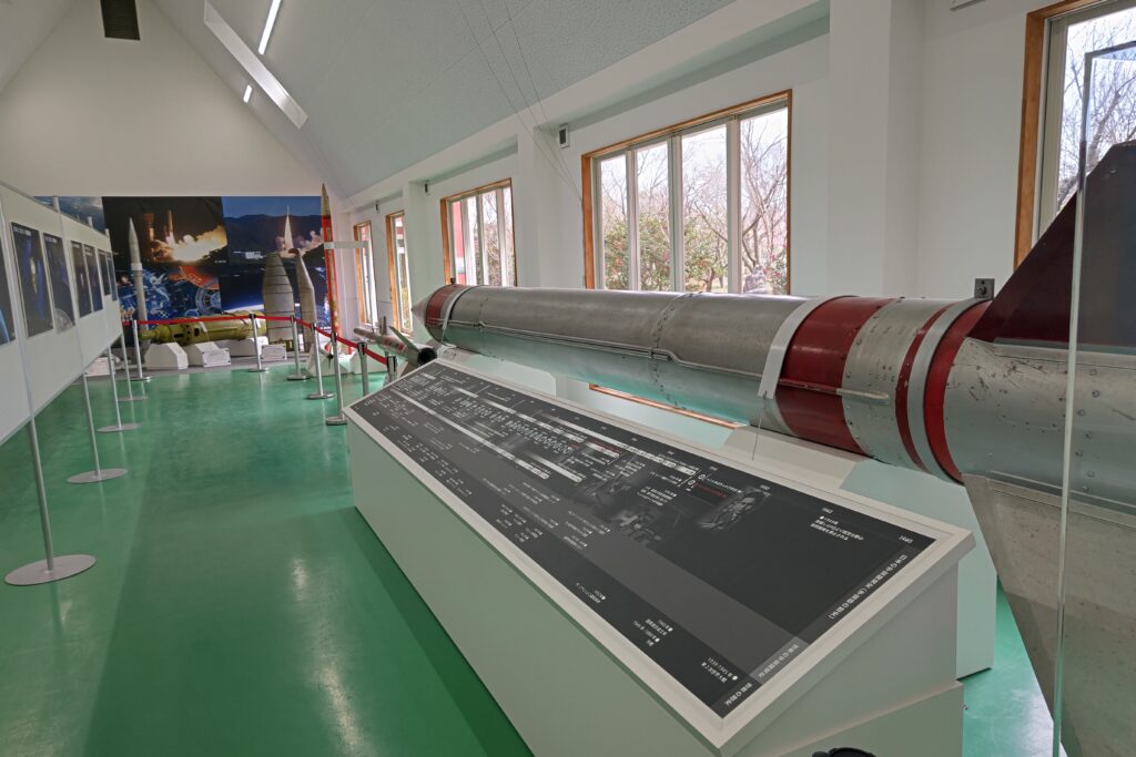宇宙館の内部には他にも数多くのロケットが展示されています＝筑西市