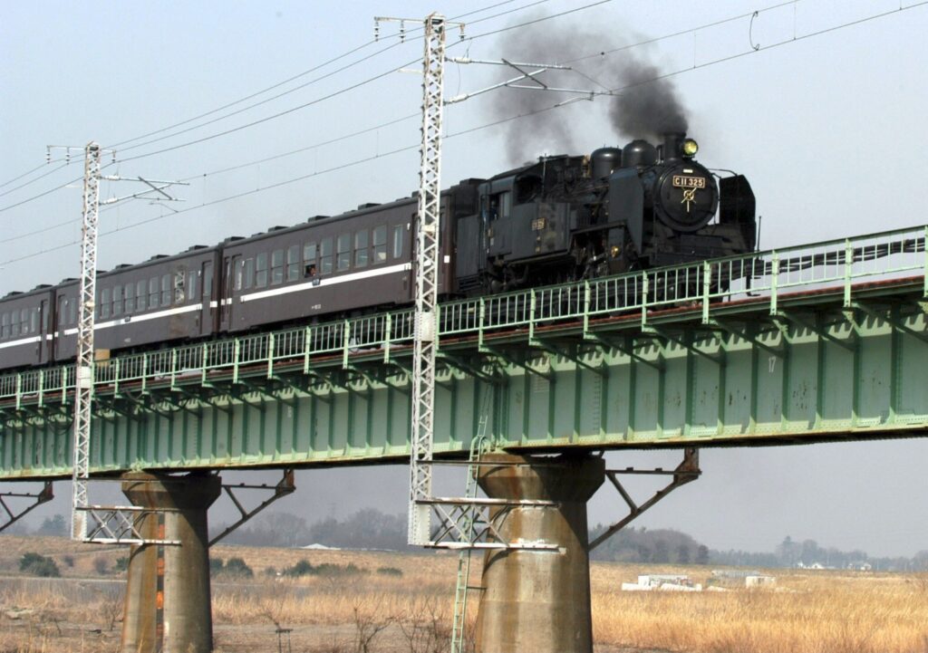 鬼怒川鉄橋を走る真岡鐵道のＣ11＝筑西市伊佐山（資料写真）