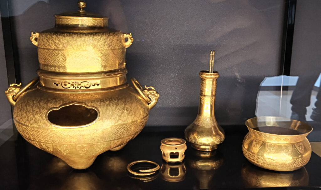 初公開された「黄金の茶道具」。まばゆい輝きを放ちます＝筑西市大塚