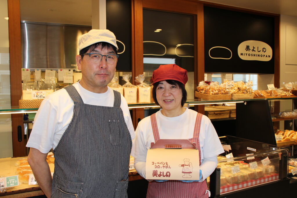 「その日の朝に焼いたパンだけをお出ししています。お客様のおいしいという言葉に支えられています」と笑顔を見せる店主の鈴木さん夫妻