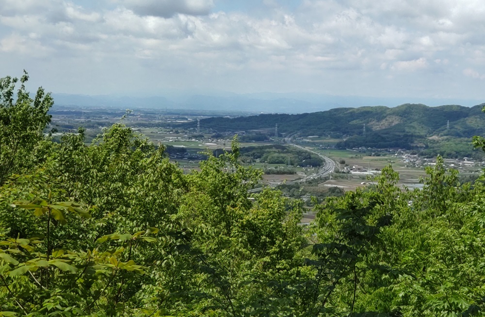 眼下には北関東自動車道、その先には栃木県の山々