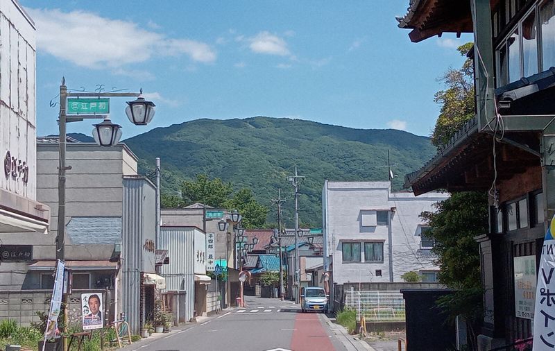 桜川市真壁町の上宿通りから望む「きのこ山」