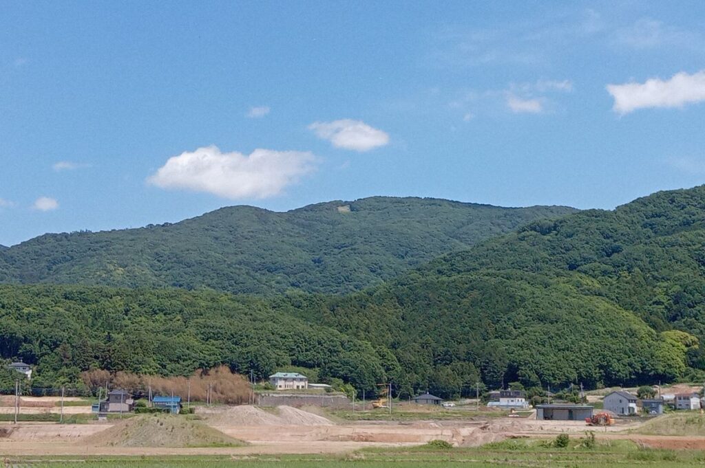 桜川市〇〇付近から望む「きのこ山」
