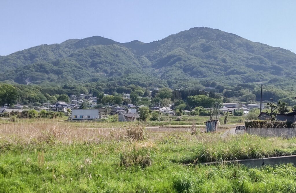 桜川市から望む加波山