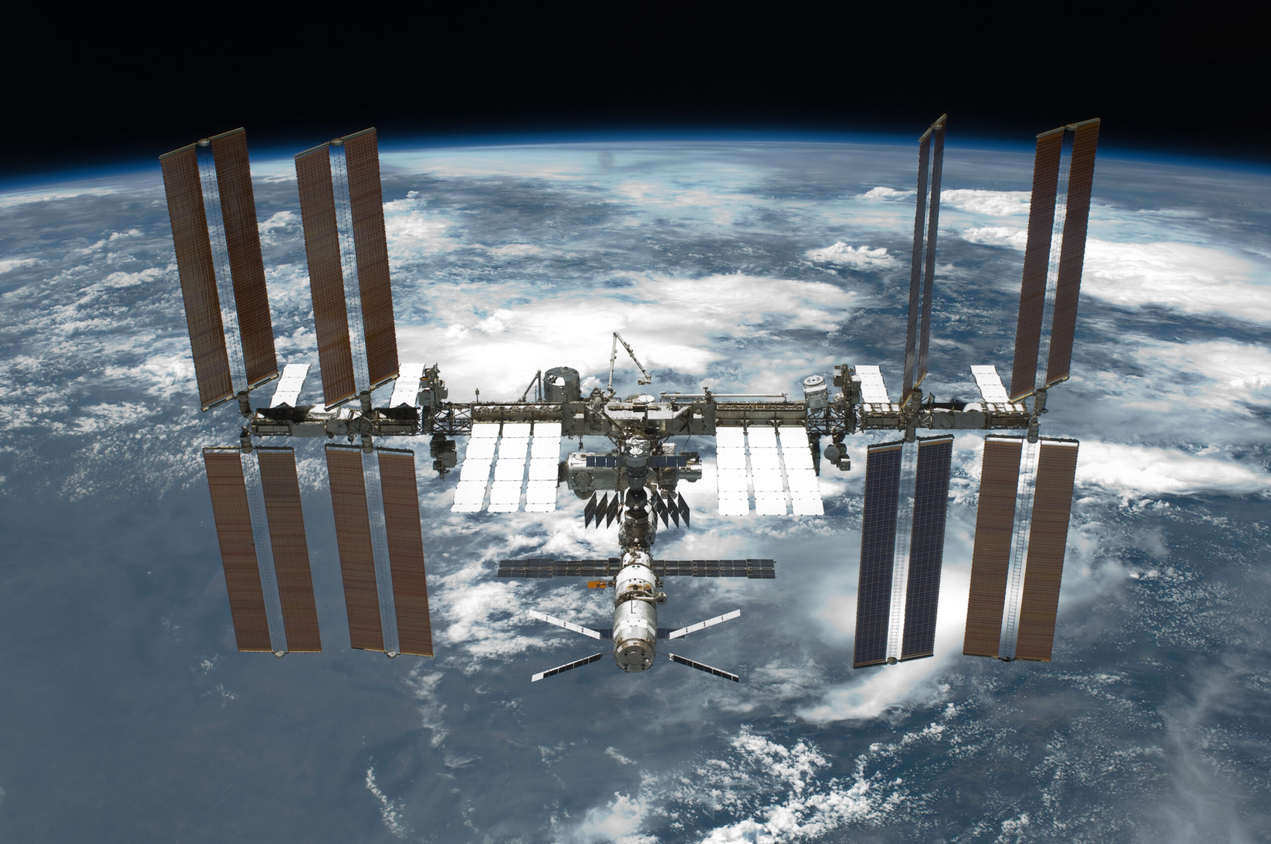 高度400キロの軌道上にある国際宇宙ステーション＝資料写真