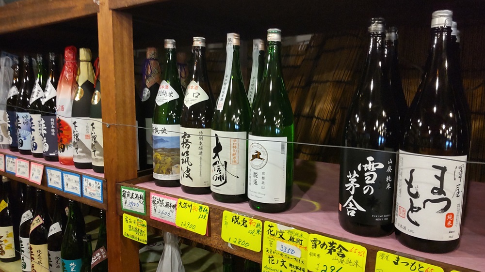 珍しい日本酒がズラッと並んでいます。来福や霧筑波など地元の酒も置いてありました。