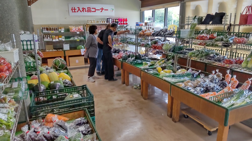 筑西市産の採りたて野菜が並んでいます。