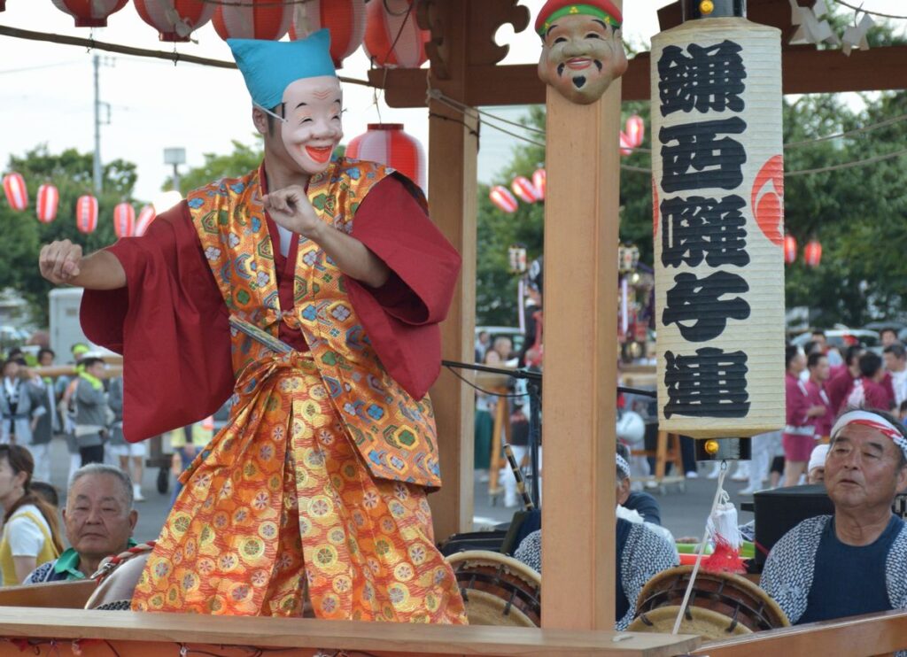 おはやしに合わせ山車の上で踊るひょっとこ（2019年）