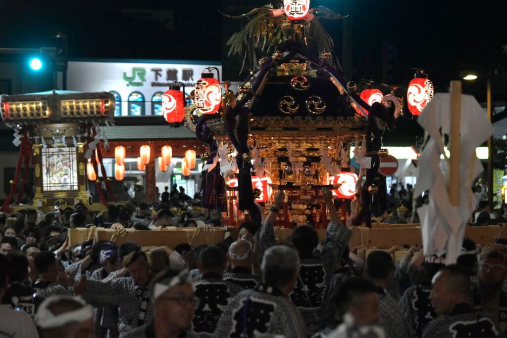 勇壮に練り歩く明治神輿＝筑西市丙、2023年7月27日撮影