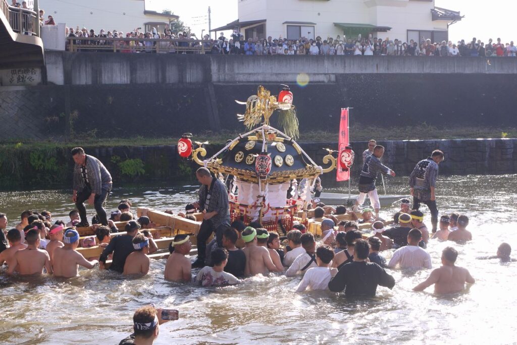 下館祇園まつりの最後を飾る、神輿の川渡御＝筑西市丙、2023年7月30日撮影