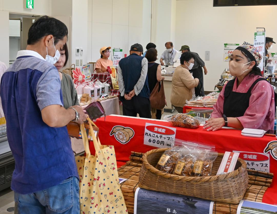 にぎわう「茨城県物産展」=筑西市川澄