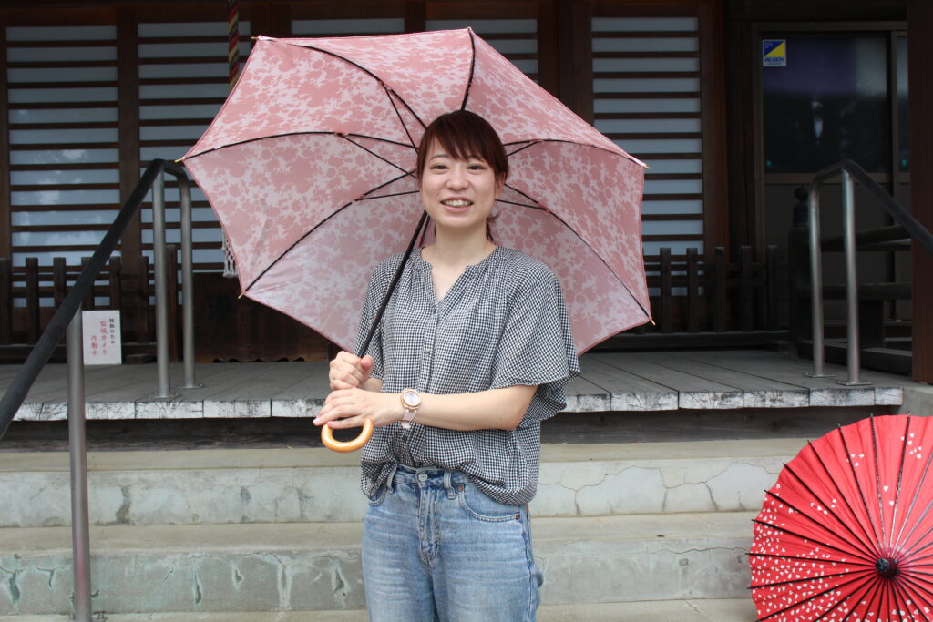 市内の古谷洋傘店で購入したお気に入りの傘をさす、坂田さん
