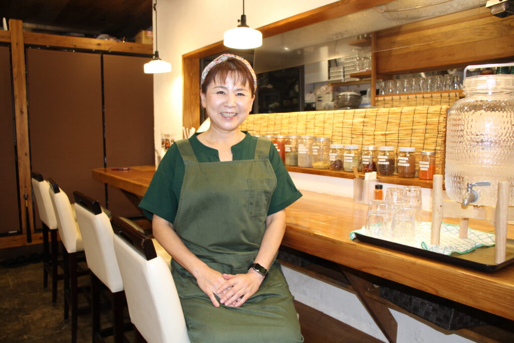 一言一言にスパイスカレーへの情熱がうかがえる店主の橋本由美子さん