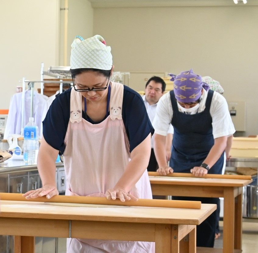 のし棒を使って薄く四角に伸ばしていきます＝桜川市原方