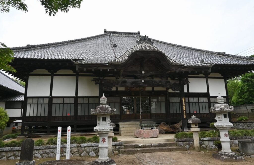 妙法寺の本堂＝桜川市本郷