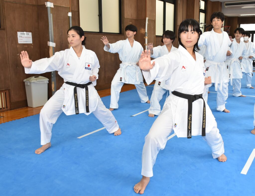 晃陽学園高校の教諭に就任し、授業で空手を指導する染谷香予さんと真有美さん（前列右から）＝古河市東