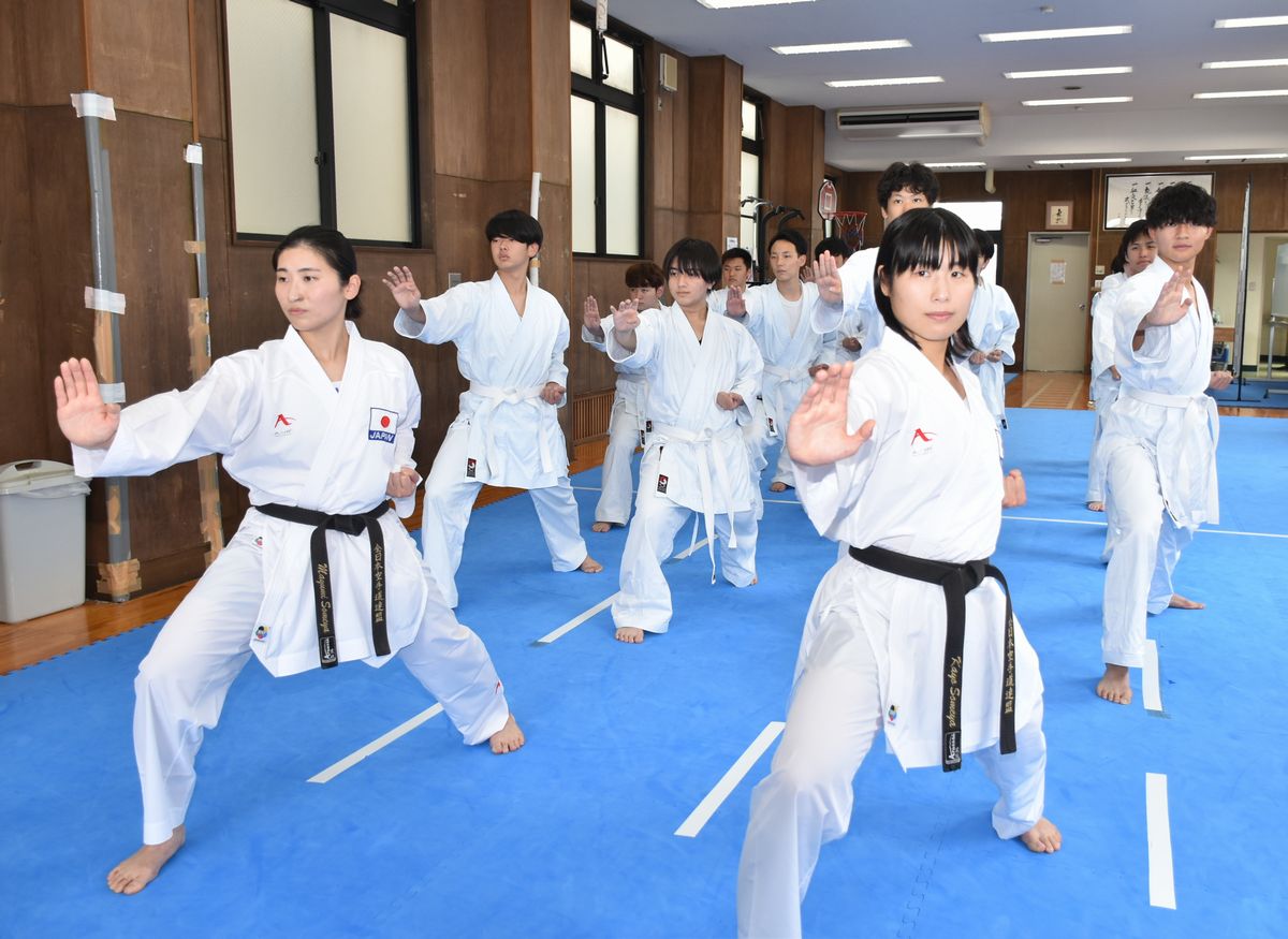 晃陽学園高校の教諭に就任し、授業で空手を指導する染谷香予さんと真有美さん（前列右から）＝古河市東