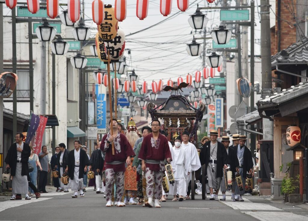 御仮屋を目指し、歴史的な町並みを歩く＝桜川市真壁町真壁（2019年）