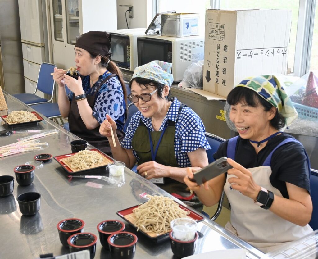 打ちたてのそばに舌鼓。笑顔があふれます＝桜川市原方