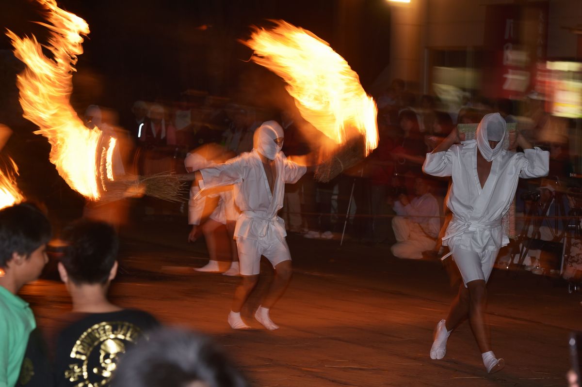 白装束の男が両手に大たいまつ持ち駆け回る 9月7日、火の粉飛び散る奇祭「タバンカ祭」 茨城・下妻の大宝八幡宮 | とりぷれ