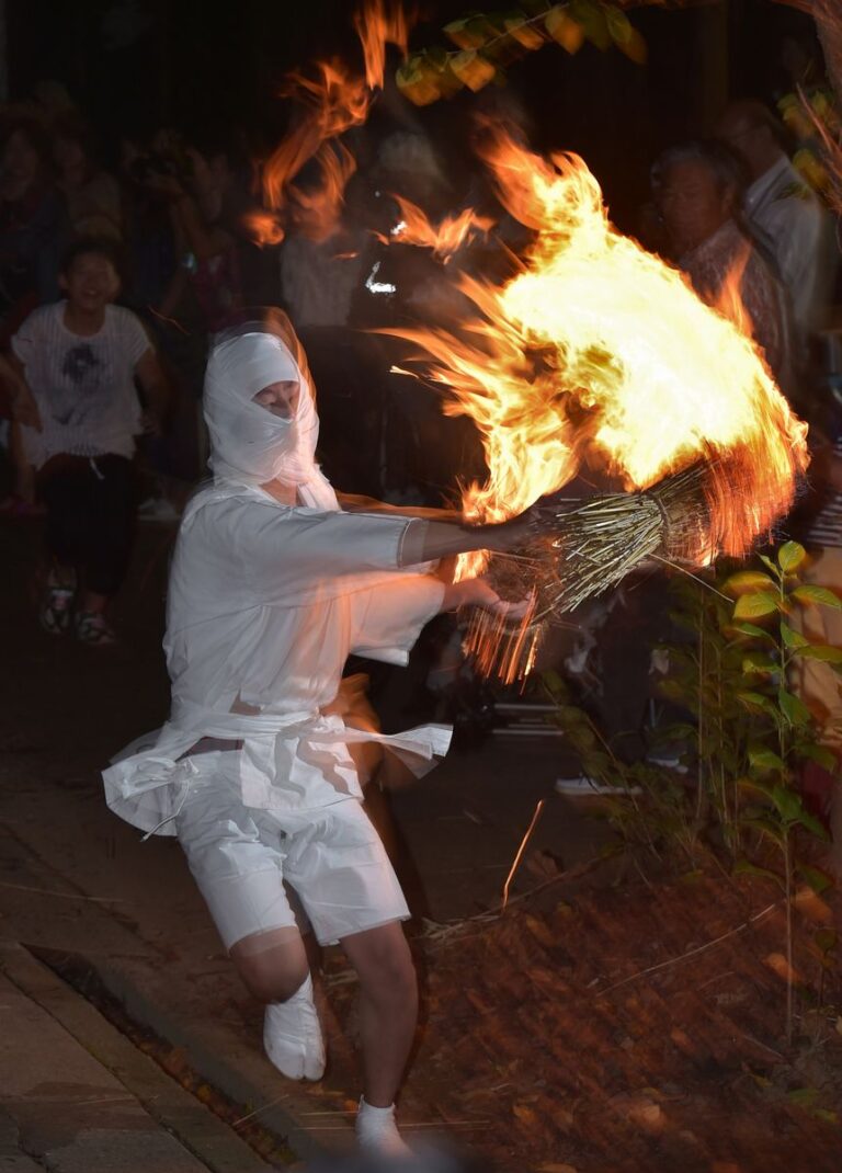 白装束の男が両手に大たいまつ持ち駆け回る 9月7日、火の粉飛び散る奇祭「タバンカ祭」 茨城・下妻の大宝八幡宮 | とりぷれ
