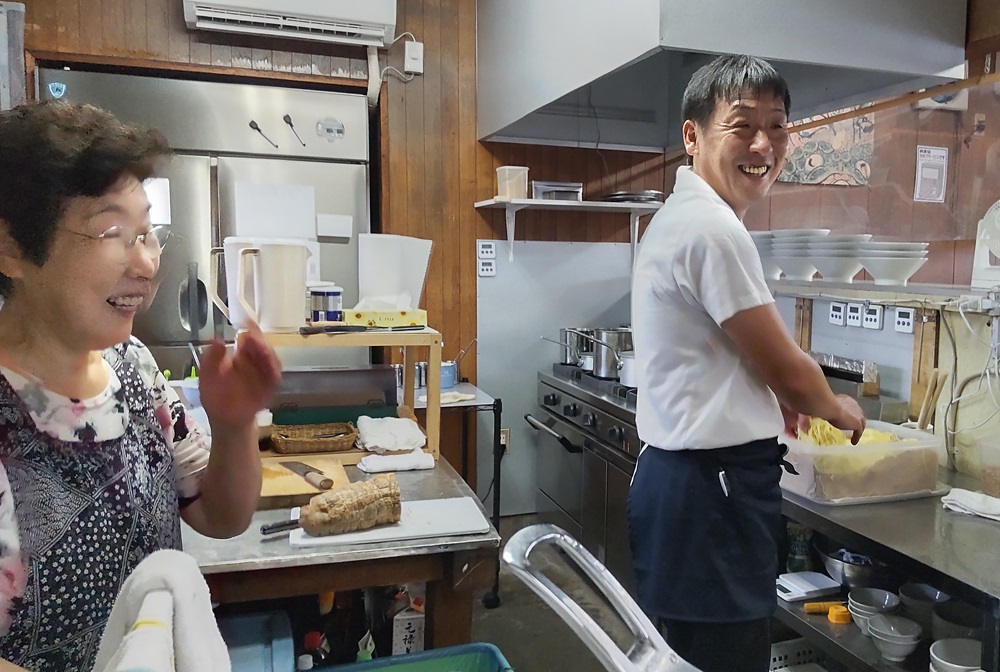 調理は別でも楽しく会話する雪子さんと啓司さん