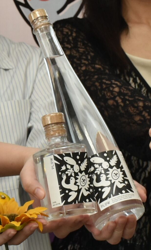 オリジナル蒸留酒「HANABI　Gin」の500ミリリットル（右）と200ミリリットル