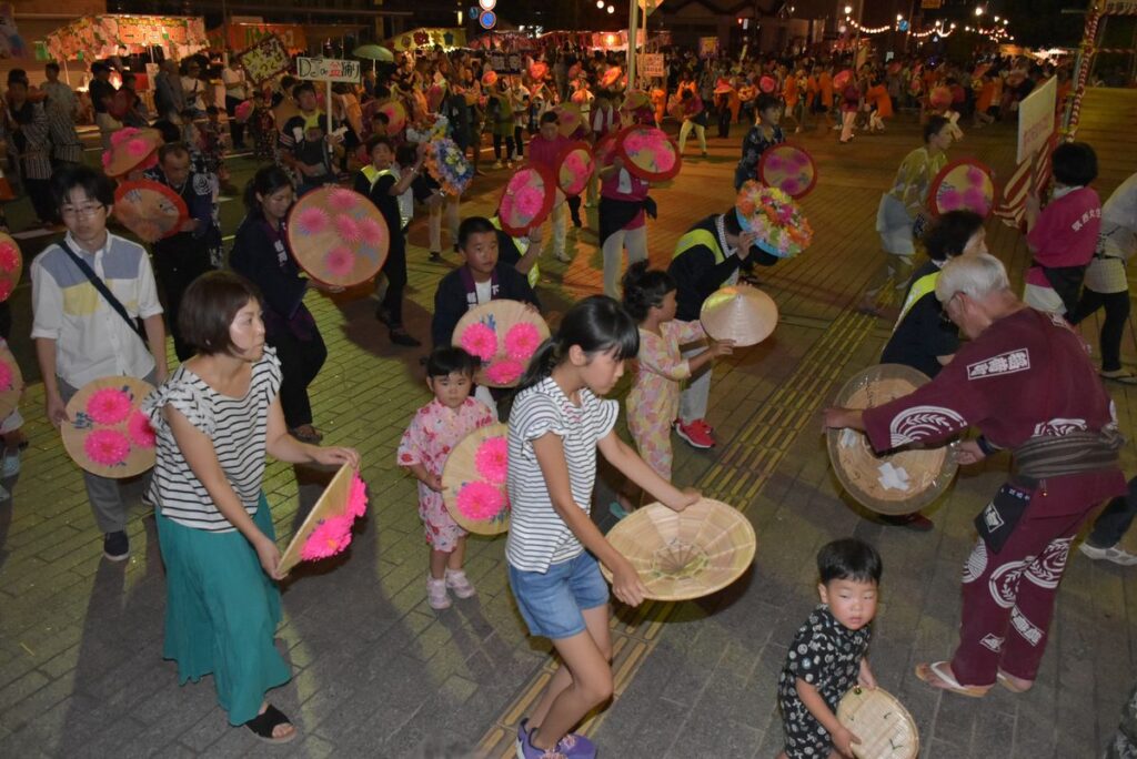 笠抜き踊りをする市民ら＝筑西市丙、2019年