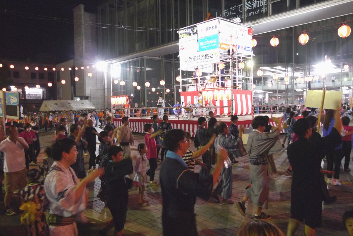 下館音頭を踊る市民ら＝筑西市丙、2023年