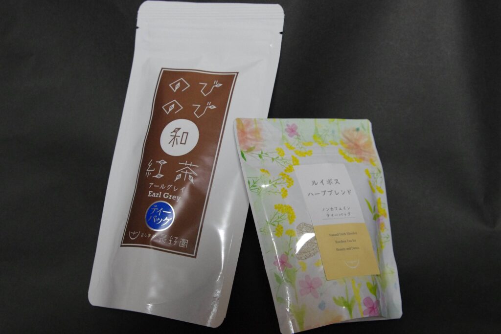 今回「茶 cafe & shop chabaco」で購入した「のびのび和紅茶アールグレイ」と「ルイボス・バーブブレンド」＝境町