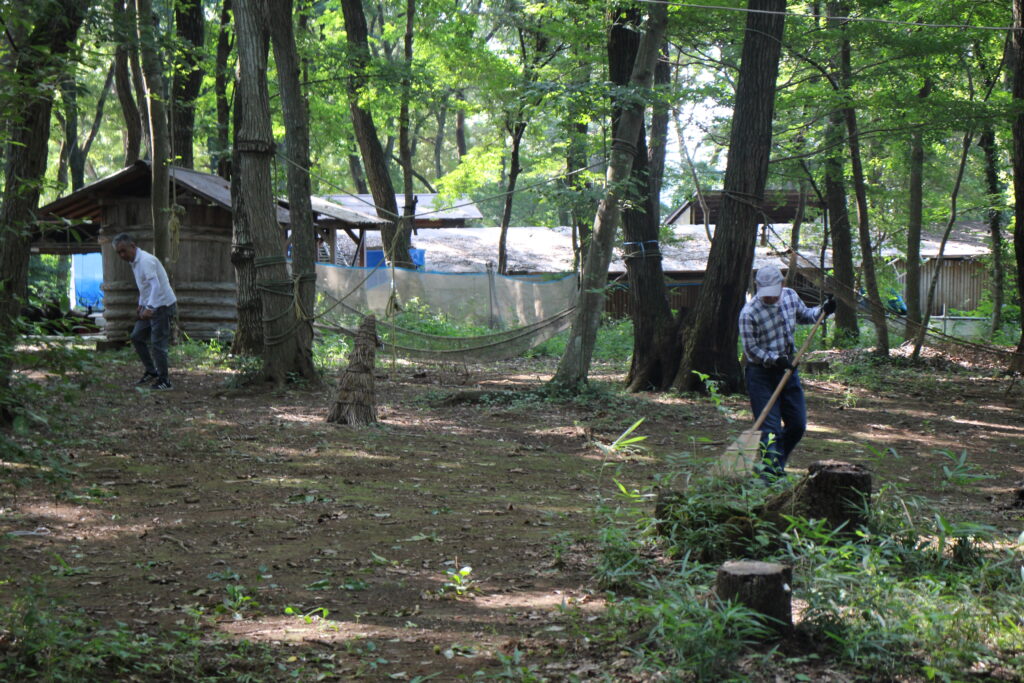 この日行われるサマーキャンプの準備をしていた里山を守る会の皆さん