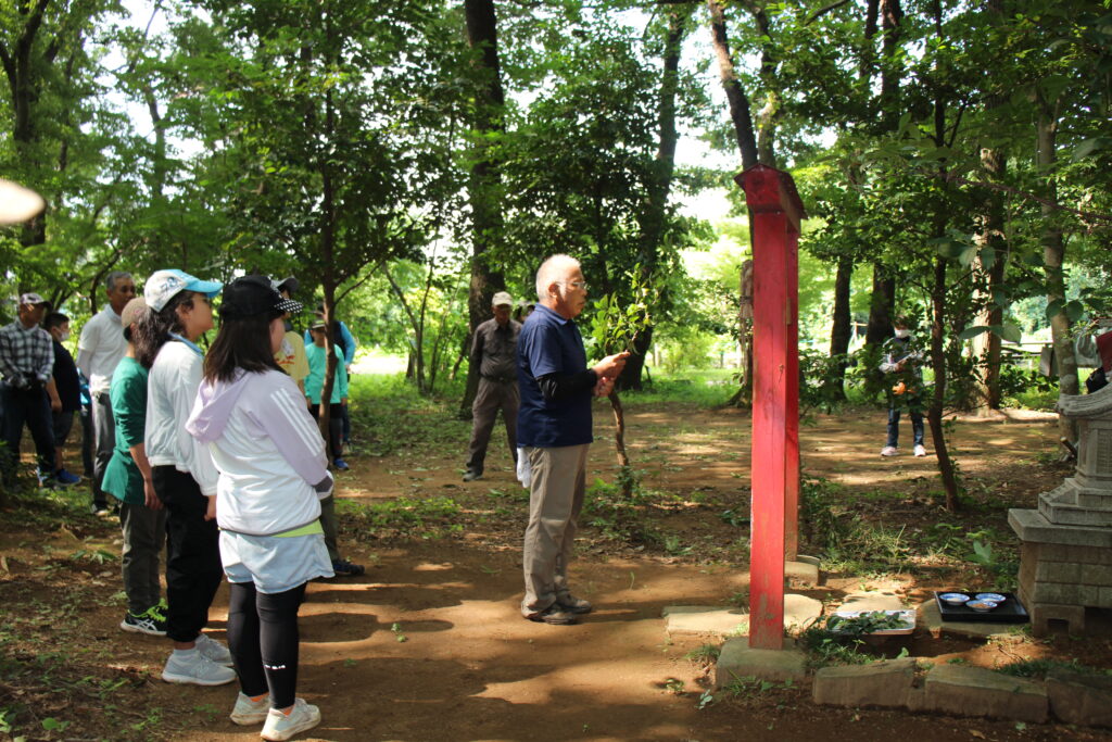 五郎助山の神様にキャンプの安全を祈願します