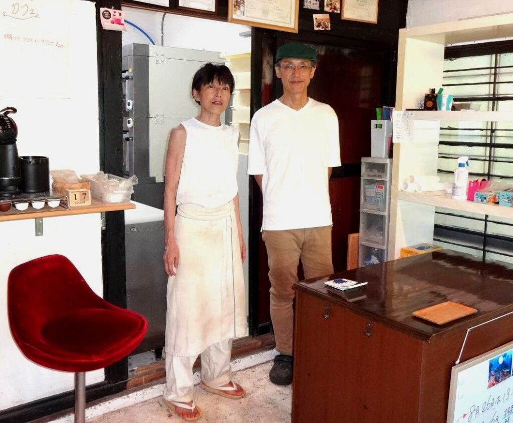 店主の平井典子さん（左）と従業員さん＝筑西市井出蛯沢