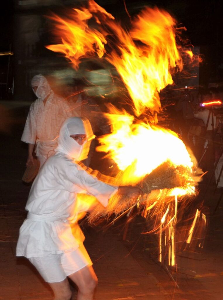 大たいまつの炎で境内は赤く染まります＝下妻市大宝の大宝八幡宮