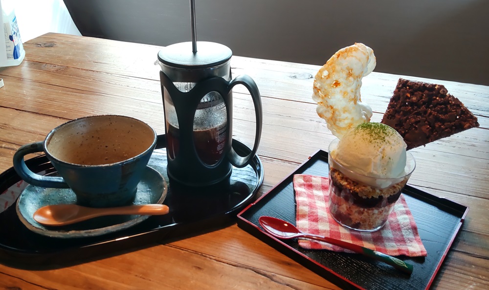 おかきパフェとフレンチプレスコーヒー