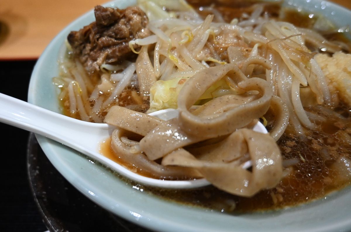 ラーメン二郎のラーメンをほうふつさせる「そばジロー」＝筑西市伊讃美の「そば　つけそば大山」