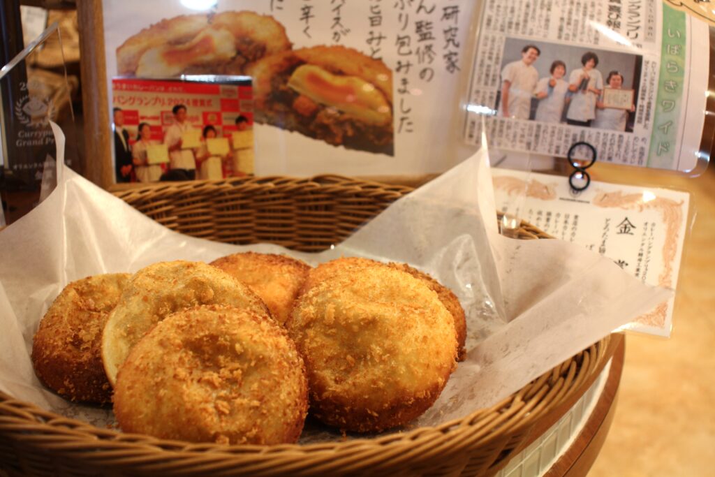 店の入口正面に並べられていた「とろたま旨辛！カレーパン」