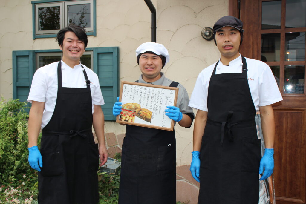 左から若林店長、スタッフの浅岡さん、近藤さん