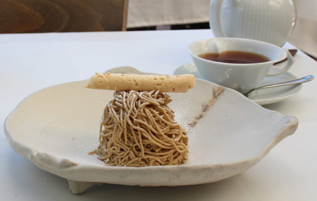 モンブランの上にはメレンゲの焼き菓子が乗っています