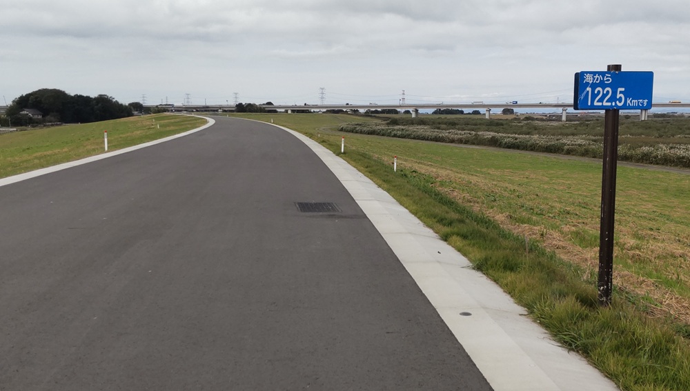 海から122.5kmという看板。このサイクリングコースは海まで続いています。