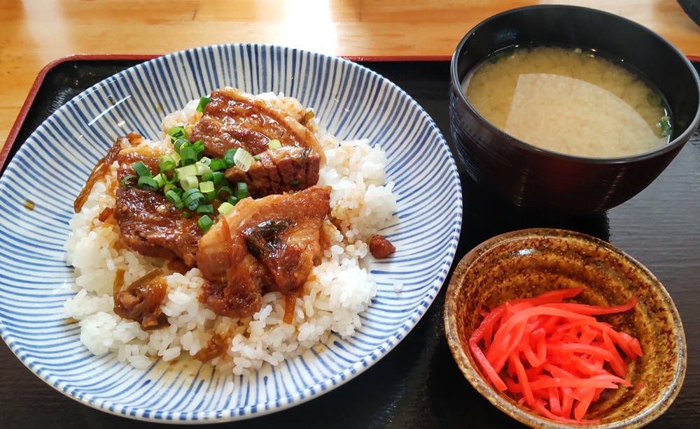 バラ肉丼。ライスは並（850円）中盛り（950円）大盛り（990円）から選べます。