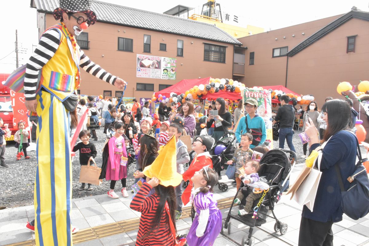 「しもだてハロウィンフェスティバル2019」より＝下館駅北口