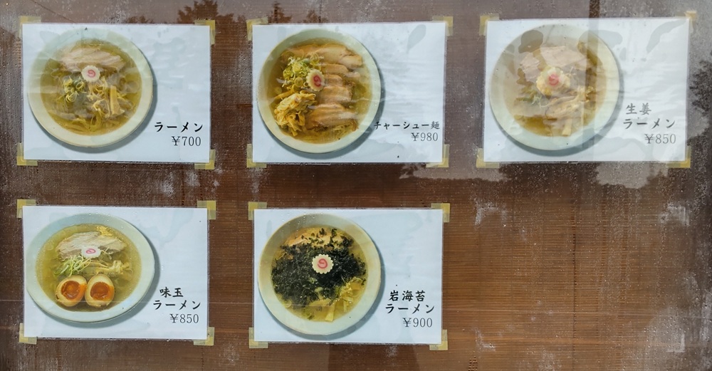 窓に貼られたラーメンメニュー