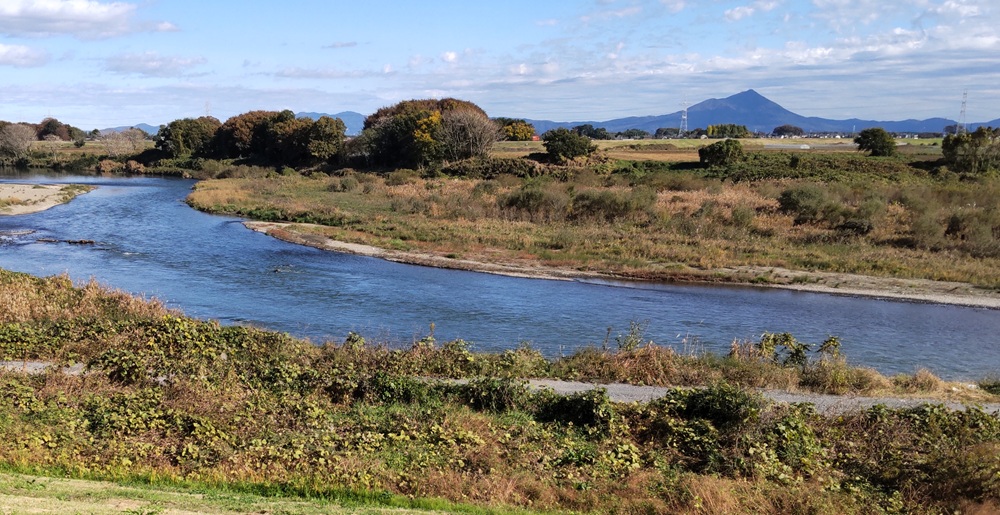 鬼怒川越しに見る筑波山は絶景です。